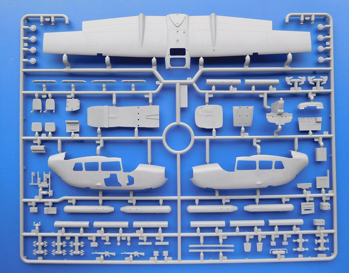 ICM DS4803 Plastic model aircraft + figures kit Scale 1:48 Vietnam USAF Airfield