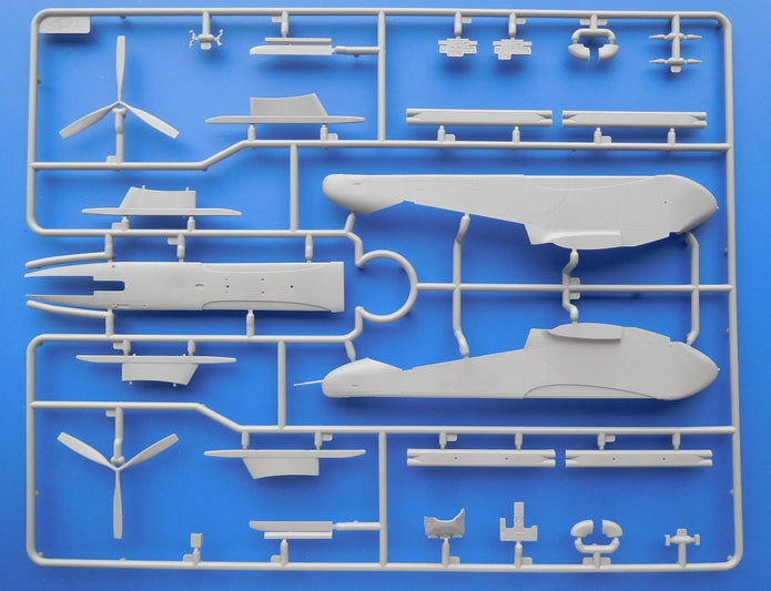 ICM DS4803 Plastic model aircraft + figures kit Scale 1:48 Vietnam USAF Airfield