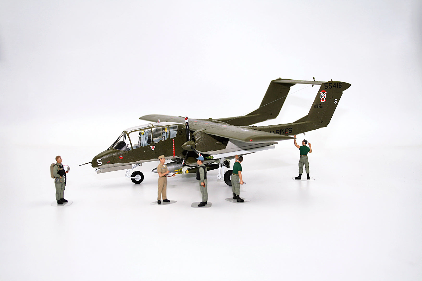 ICM DS4803 Plastic model aircraft + figures kit Scale 1:48 Vietnam USAF Airfield