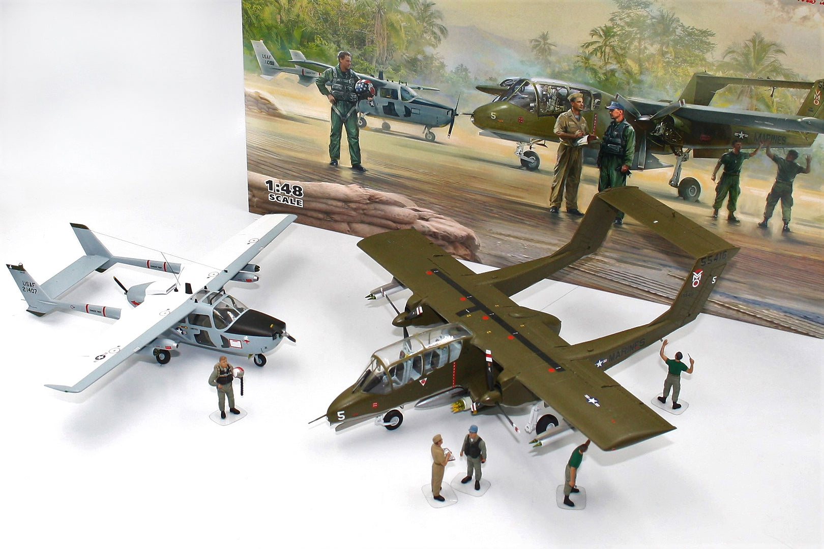 ICM DS4803 Plastic model aircraft + figures kit Scale 1:48 Vietnam USAF Airfield