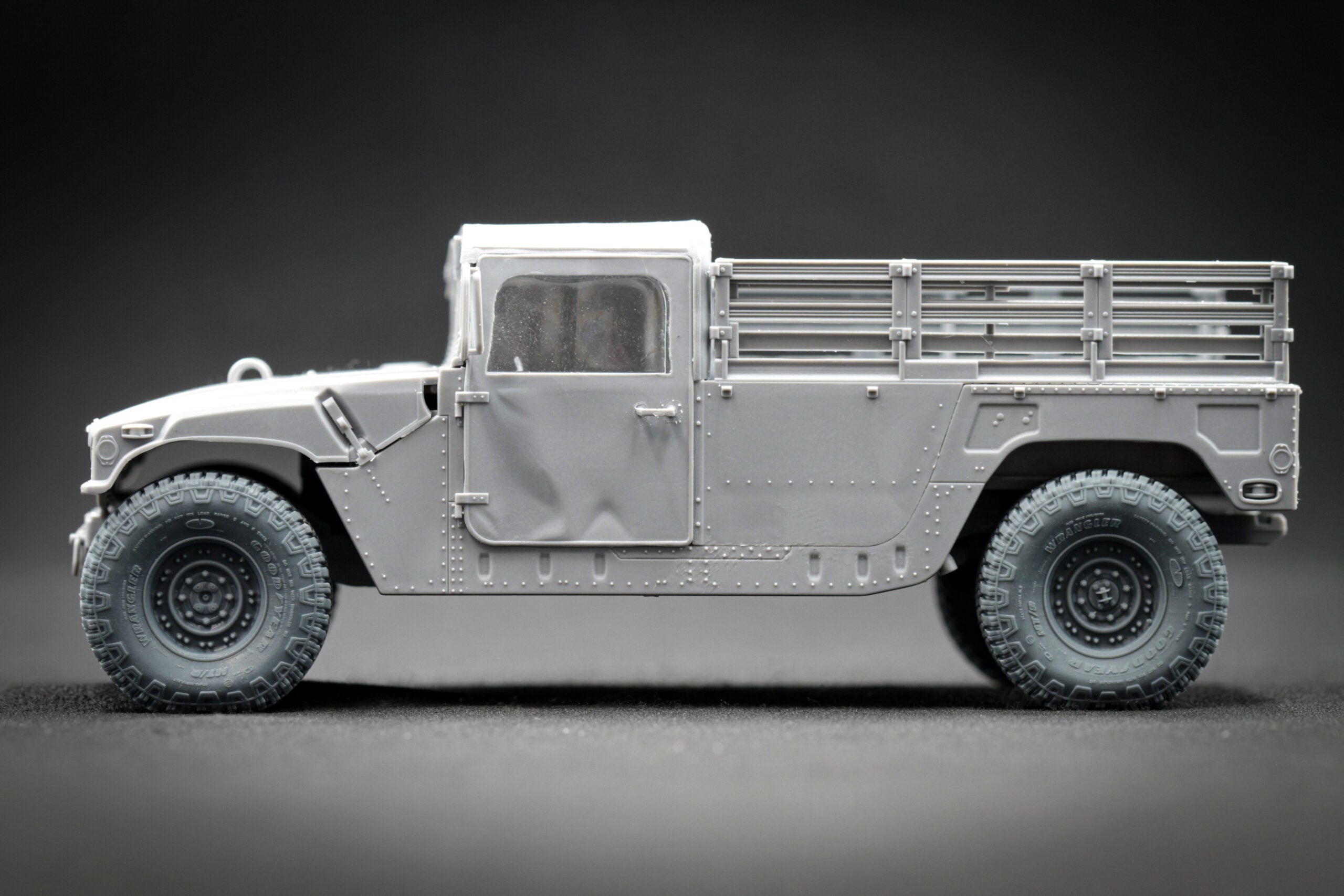 HMMWV MT/R 24-bolt Sagged Wheel Set (for Academy, ICM, Universal) 1:35 Scale X WM 35001S