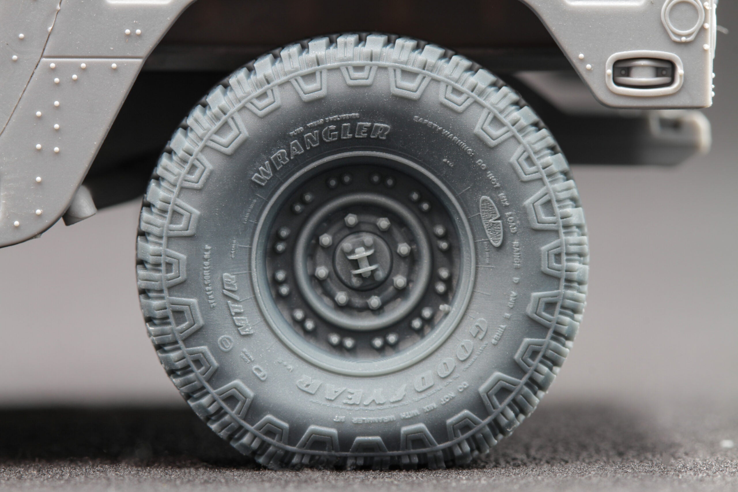 HMMWV MT/R 24-bolt Sagged Wheel Set (for Academy, ICM, Universal) 1:35 Scale X WM 35001S