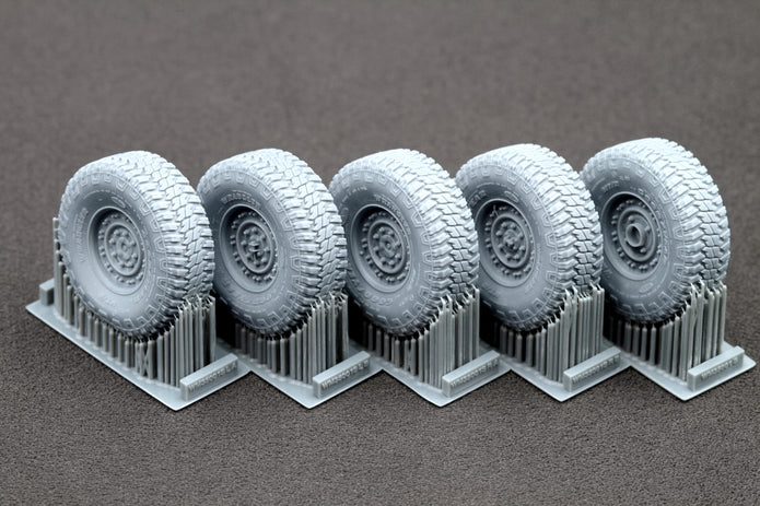 HMMWV MT/R 24-bolt Sagged Wheel Set (for Academy, ICM, Universal) 1:35 Scale X WM 35001S