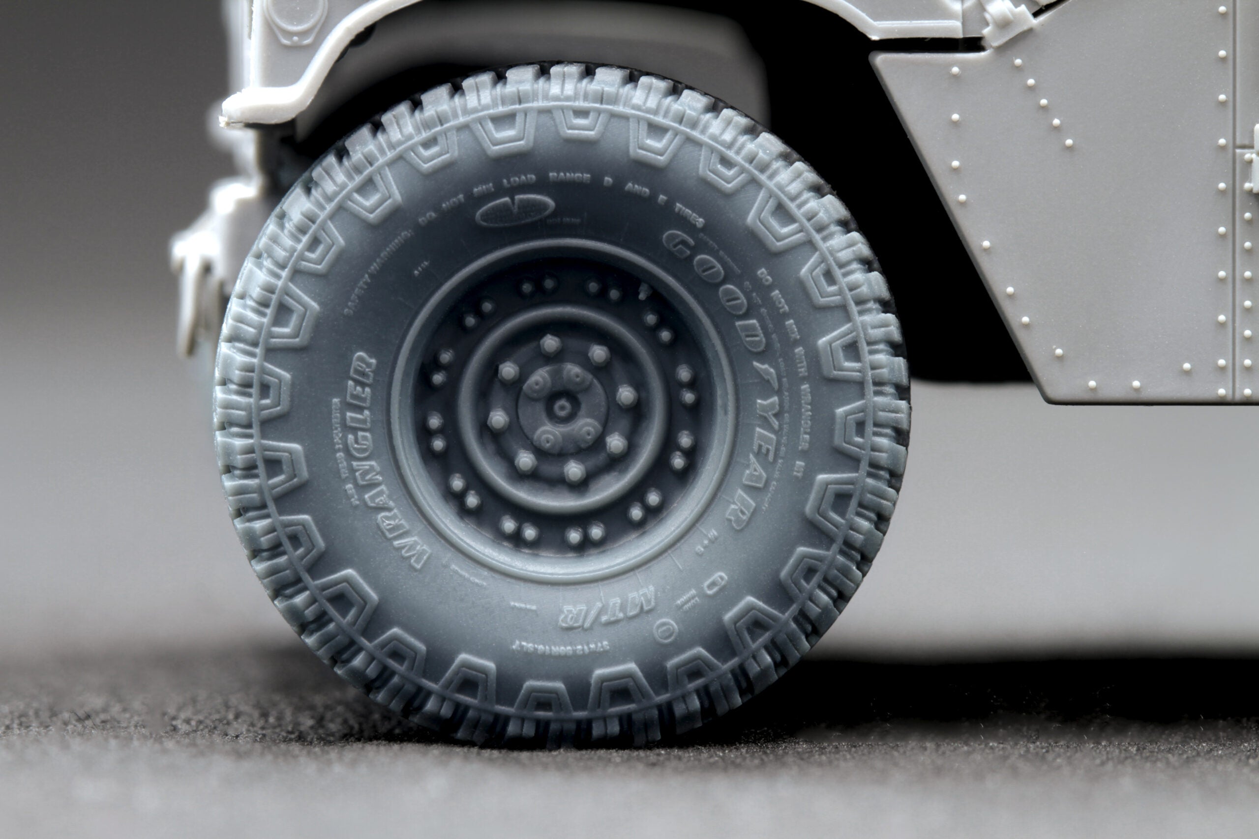 HMMWV MT/R 24-bolt Ordinary Wheel Set (for Academy, ICM, Universal) 1:35 Scale X WM 35001