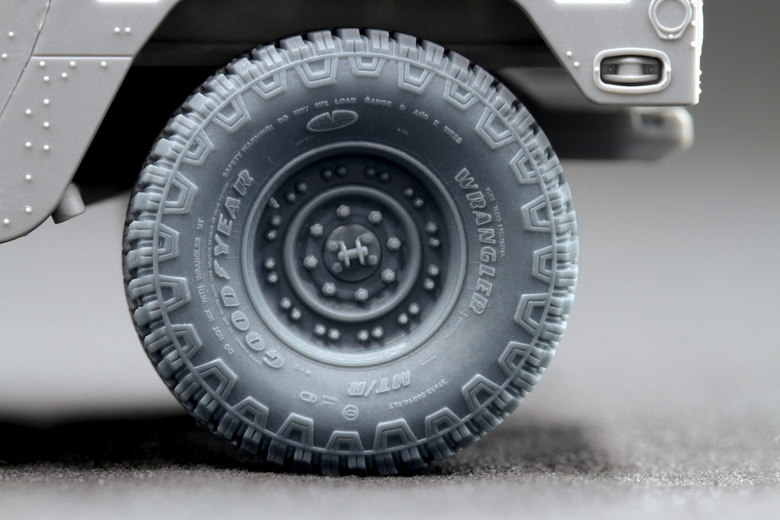 HMMWV MT/R 24-bolt Ordinary Wheel Set (for Academy, ICM, Universal) 1:35 Scale X WM 35001