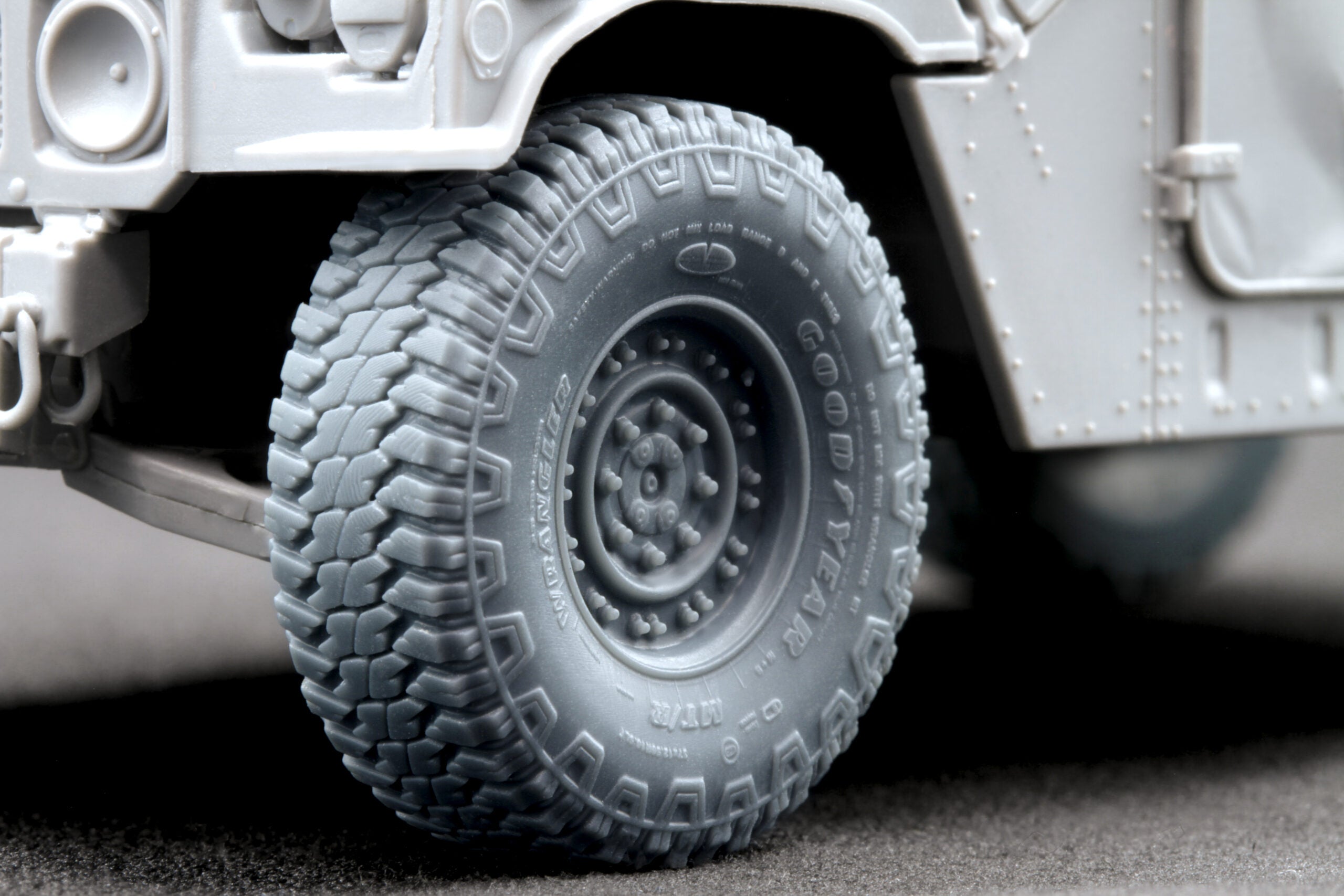 HMMWV MT/R 24-bolt Ordinary Wheel Set (for Academy, ICM, Universal) 1:35 Scale X WM 35001