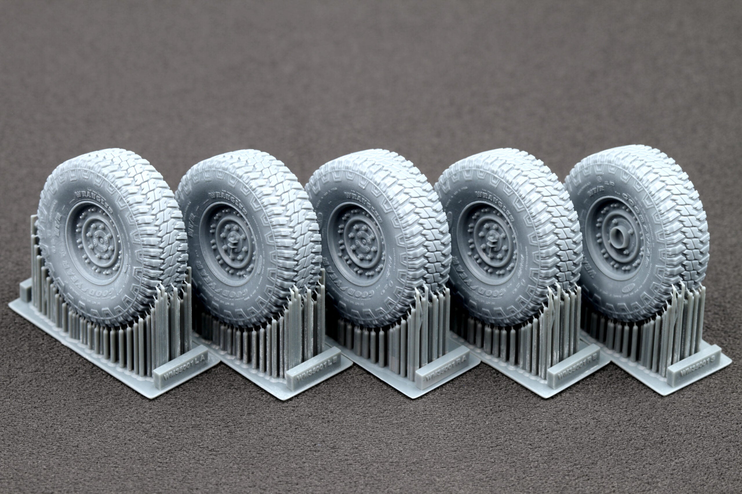 HMMWV MT/R 24-bolt Ordinary Wheel Set (for Academy, ICM, Universal) 1:35 Scale X WM 35001
