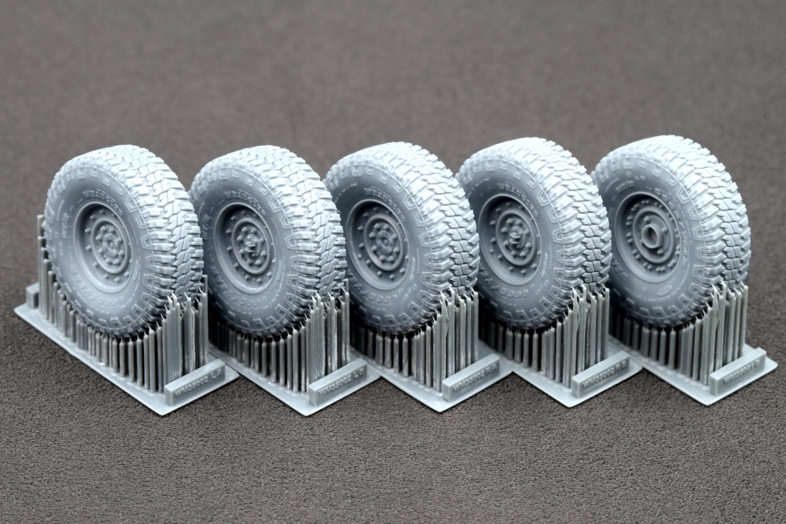 HMMWV MT/R 12-bolt Ordinary Wheel Set (for Academy, ICM, Universal) 1:35 Scale X WM 35002