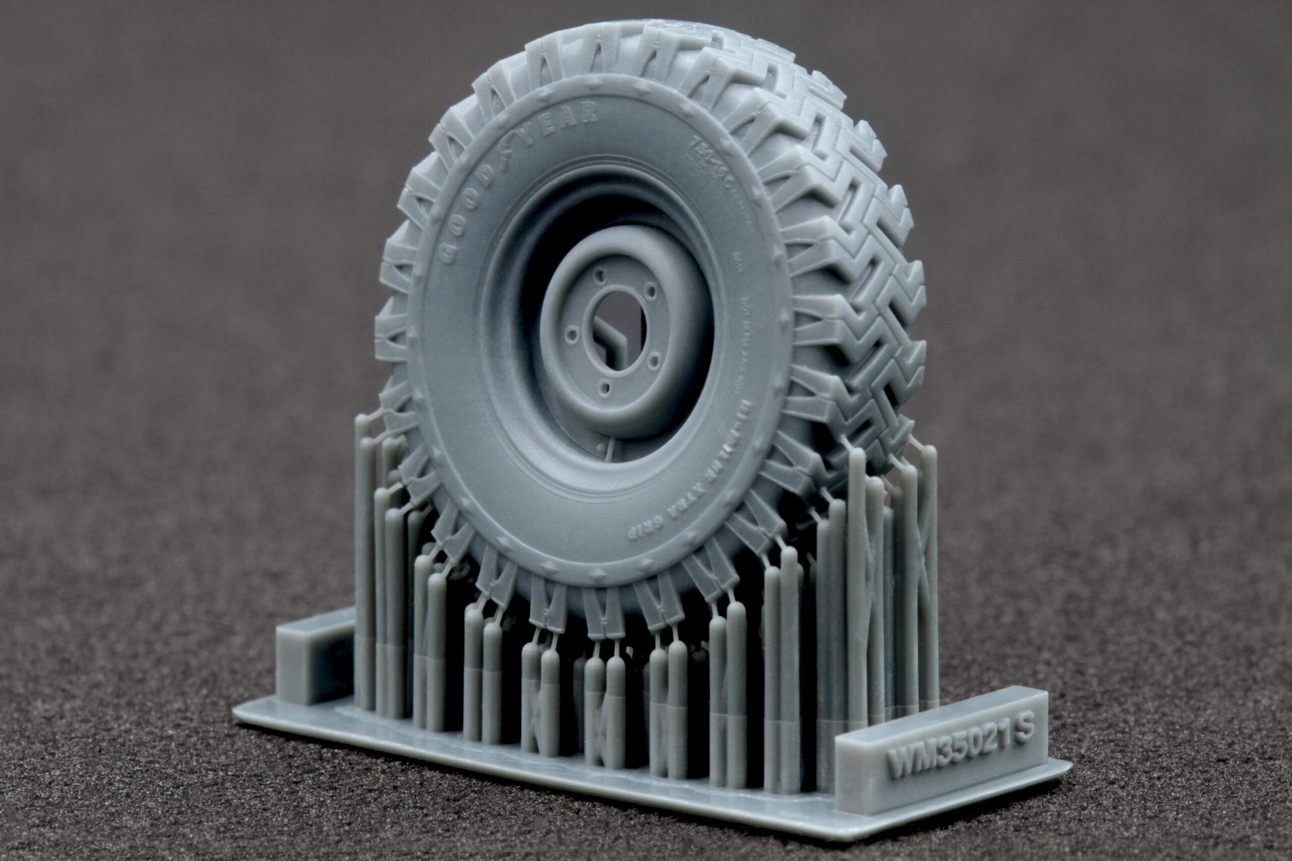 L. Rover 88 7.5 Sagged Wheel Set (for AK-Interactive model kit) 1:35 Scale X WM 35021S