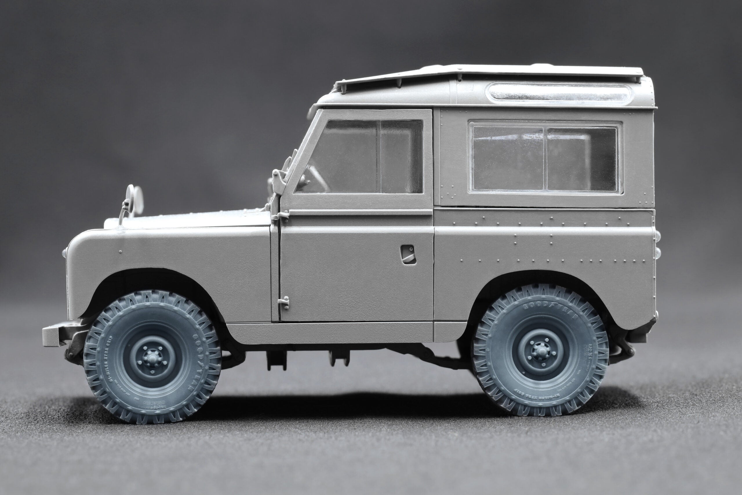 L. Rover 88 7.5 Sagged Wheel Set (for AK-Interactive model kit) 1:35 Scale X WM 35021S