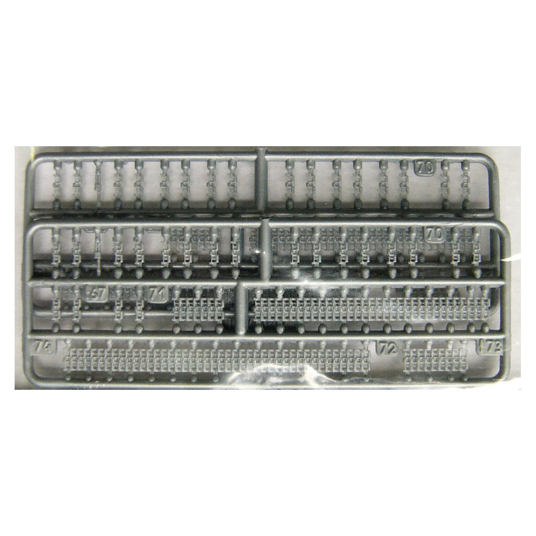 UMT 401 T-26 light tank tracks Scale 1:72 Plastic Model Tank Kit
