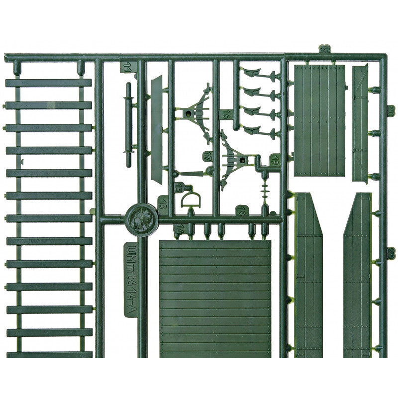 UMT 643 Railway platform with BT-5 tank Scale 1:72 Plastic Model Armoured Wagon Kit