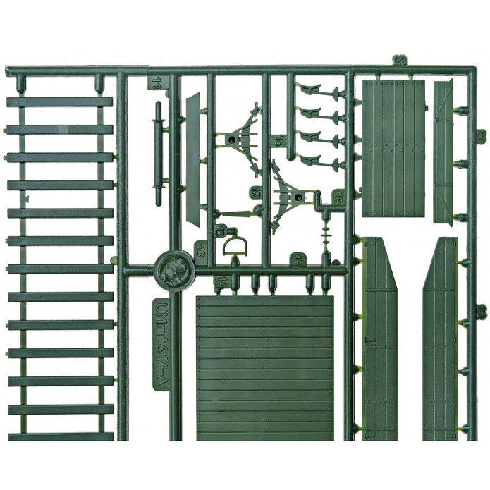 UMT 643 Railway platform with BT-5 tank Scale 1:72 Plastic Model Armoured Wagon Kit