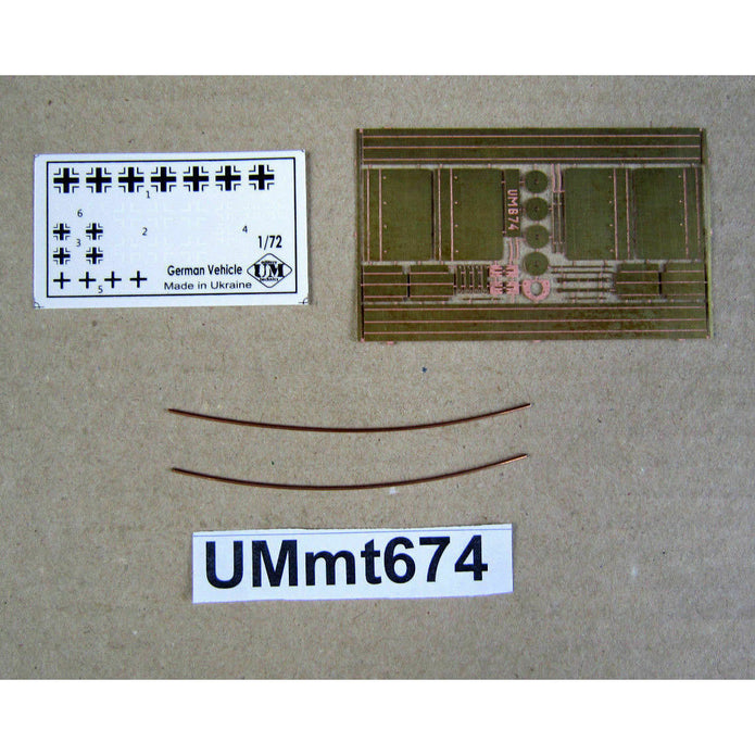 UMT 674 Armored platform "Tank destroyer" (as part of the German armored train) Scale 1:72 Plastic Model Armoured Wagon Kit