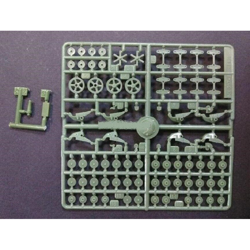UMT 686 T-26 tank with cylindrical turret and 76,2mm tunk gun (KT-28) Scale 1:72 Plastic Model Tank Kit